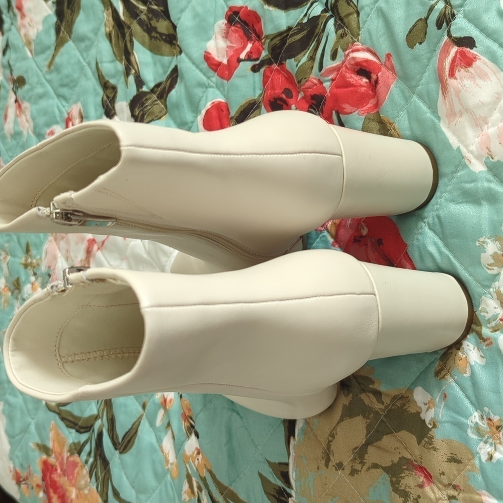 NWT Marc Fisher White Glorena Booties. - Picture 3 of 7